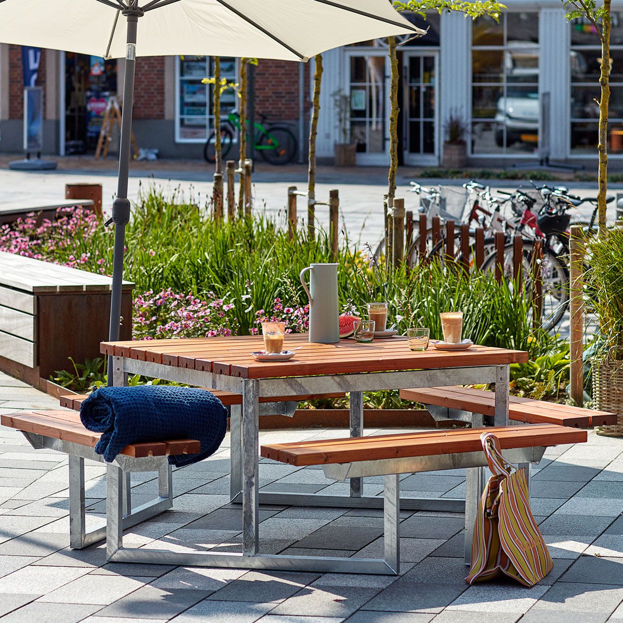 A2012_Picknicktisch_mit_Baenken_TWIST_Holz_Metall_teak_1_1280x1280.jpg