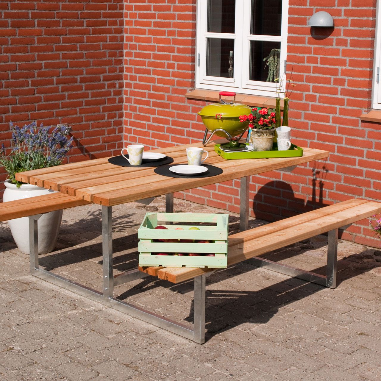 A2079_Picknicktisch_mit_Baenken_BASIC_Holz_Metall_Laerche_2_1280x1280.jpg
