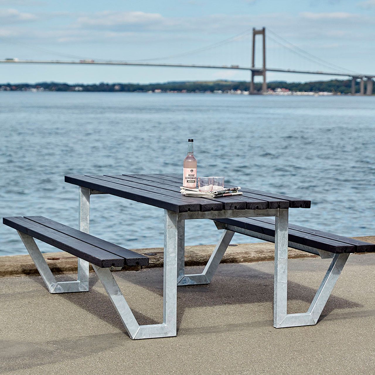 A2026_Picknicktisch_mit_Baenken_WEGA_Holz_Metall_schwarz_1_1280x1280.jpg A2026_Picknicktisch_mit_Baenken_WEGA_Holz_Metall_schwarz_1_1280x1280.jpg